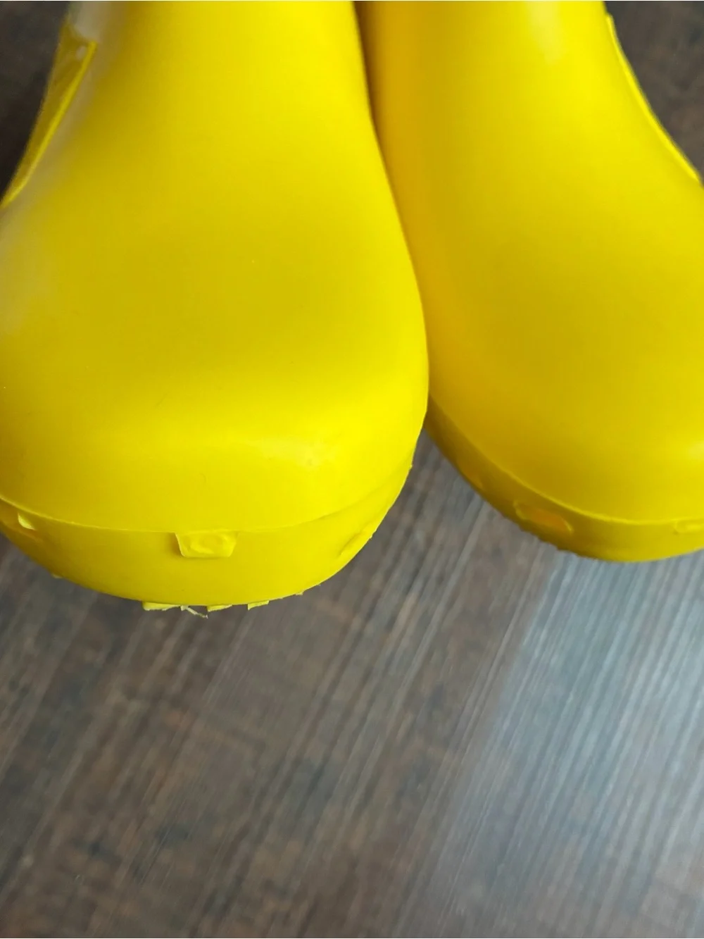 CaliZup Men's Yellow Slip-On Clogs